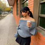 Modelo con Sweater Oversize Hombros Descubiertos Mujer Gray