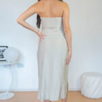 Vestido Largo Ajustado Strapless Beige con Abertura en Pierna Elegance 2kinspire modelo 001 4 de 4 | 2kinspire