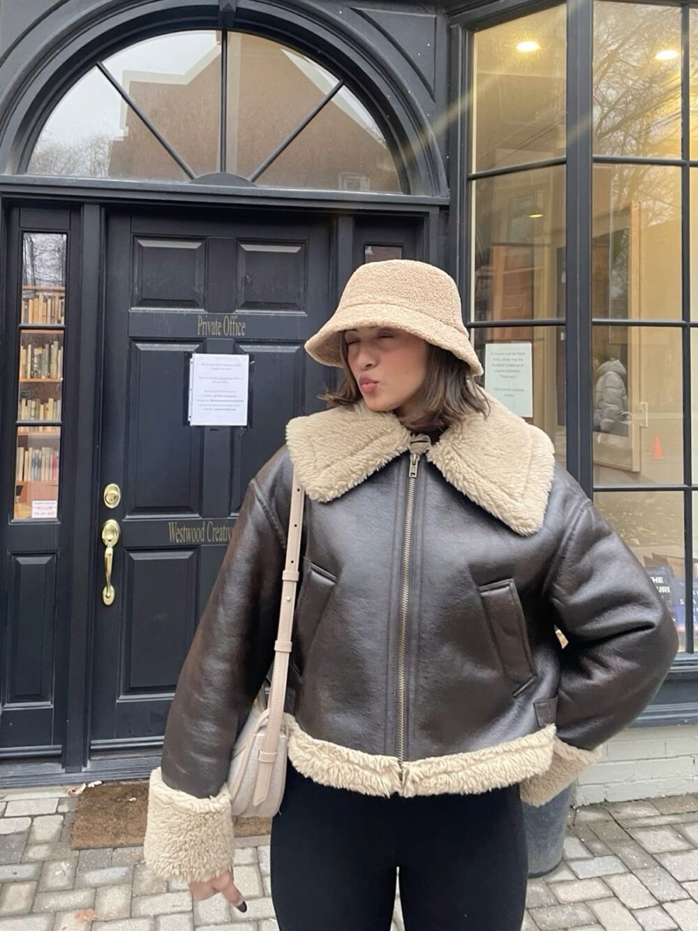 mujer usando afuera Chaqueta Oversize Aviadora