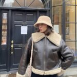 mujer usando afuera Chaqueta Oversize Aviadora