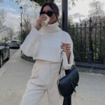 mujer usando Sweater Corto Cuello Alto Mujer Olivia