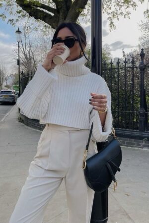 mujer usando Sweater Corto Cuello Alto Mujer Olivia