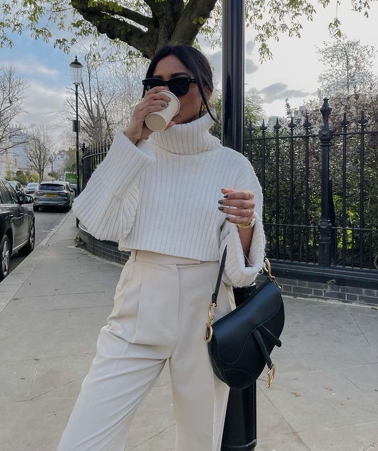 mujer usando Sweater Corto Cuello Alto Mujer Olivia