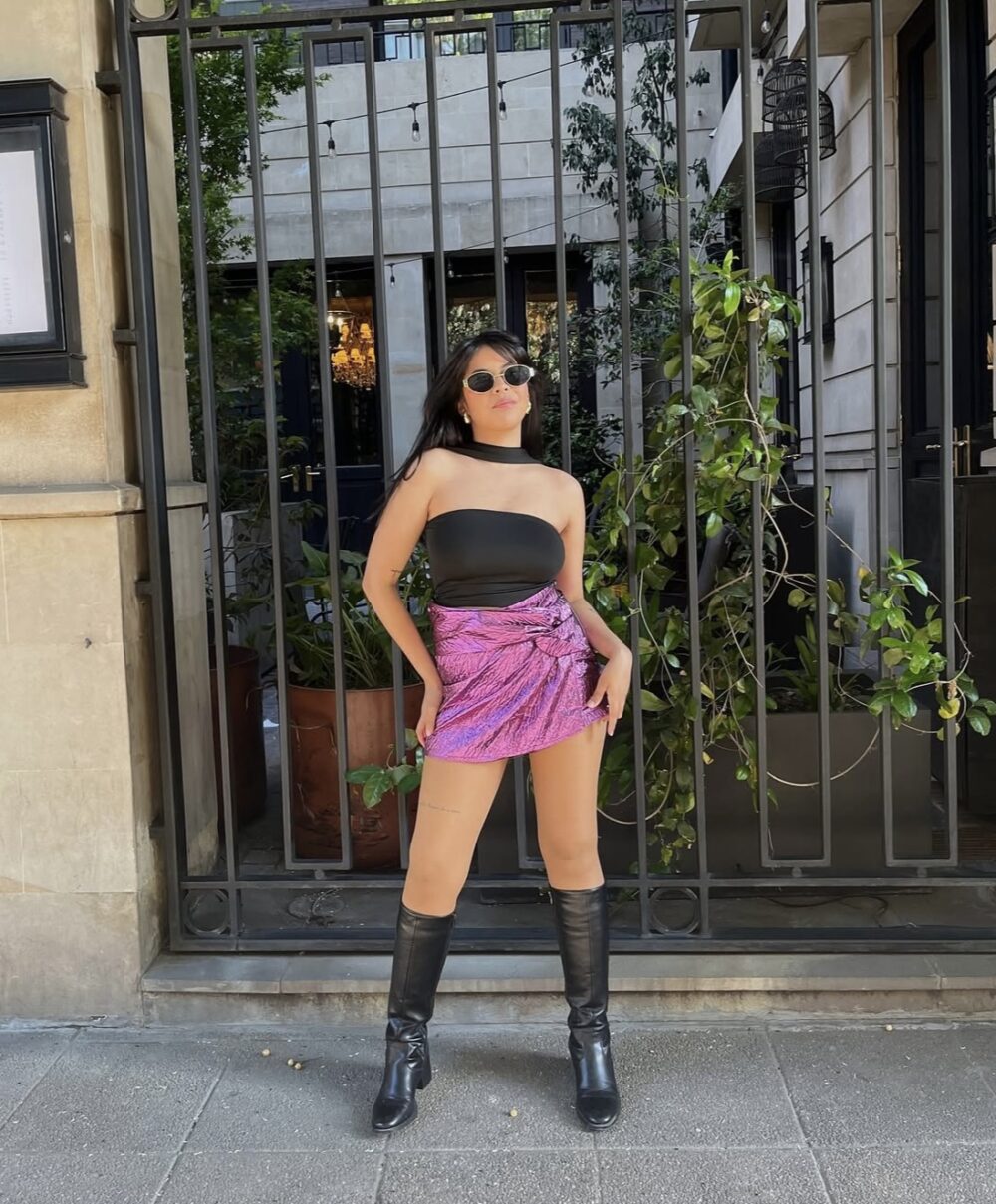 modelo con Falda Corta Morada Metalizada Kendall 2kinspire
