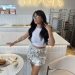 modelo con Falda Corta Lentejuelas Brillantes Glitter-Shine
