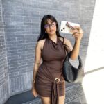 Mujer con Vestido Corto Espalda Descubierta Café Lara