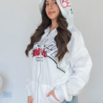 Hoodie o polerón unisex con capucha Hello Kitty Oversize 2 Hoodie o poleron unisex con capucha Hello Kitty Oversize 2kinspire modelo 001 6 de 6 | 2kinspire
