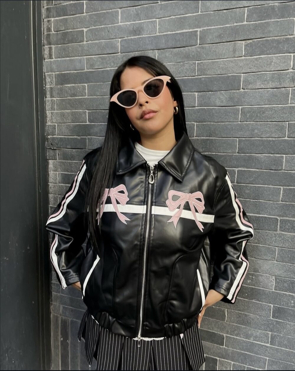 modelo con Chaqueta Oversize Cuerina con Diseño Coquette Cinthia de tienda 2kinspire