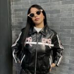 modelo con Chaqueta Oversize Cuerina con Diseño Coquette Cinthia de tienda 2kinspire