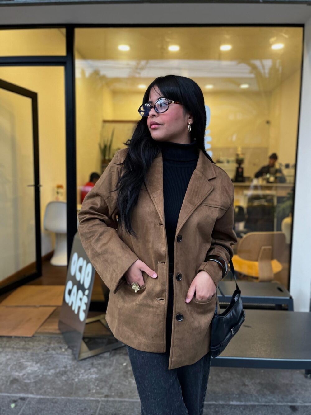 mujer usando Chaqueta Elegante Oversize Gamuza Cafe Camel de tienda 2kinspire