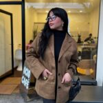 mujer usando Chaqueta Elegante Oversize Gamuza Cafe Camel de tienda 2kinspire