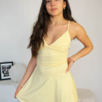 Vestido Mini Amarillo de Tirantes Finos Vestido Corto con Escote en V para Mujer modelo 2 | 2kinspire