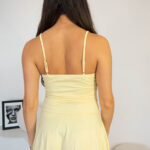 Vestido Mini Amarillo de Tirantes Finos Vestido Corto con Escote en V para Mujer modelo 3 | 2kinspire