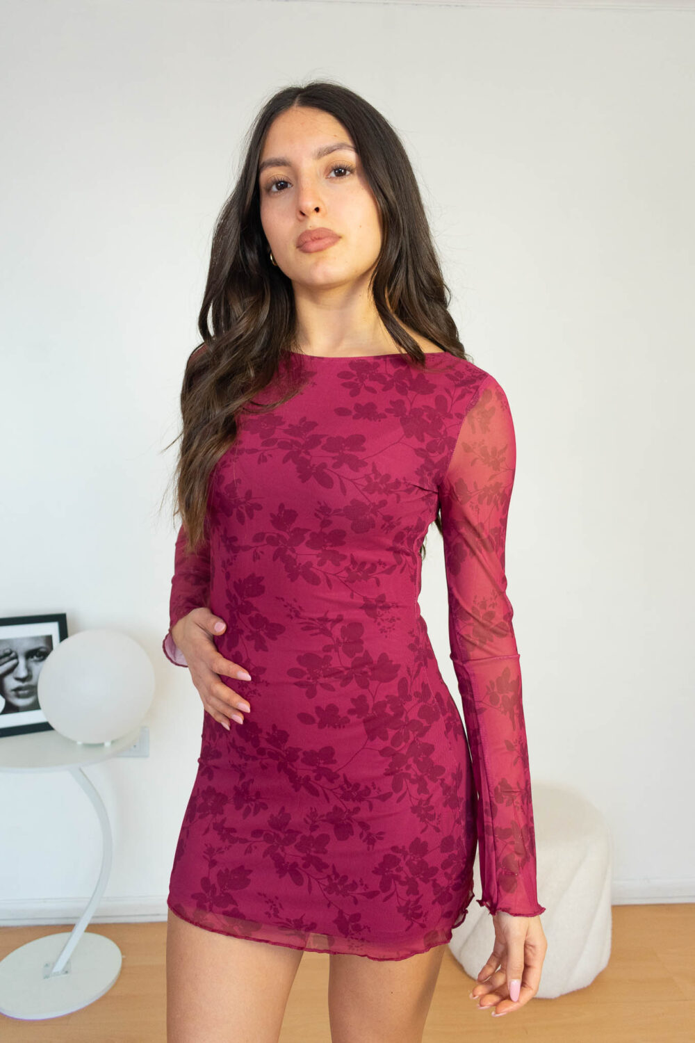 Vestido Mini Burdeo de Manga Larga para Mujer Estampado Floral y Corte Entallado modelo 4 | 2kinspire