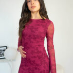 Vestido Mini Burdeo de Manga Larga para Mujer Estampado Floral y Corte Entallado modelo 4 | 2kinspire